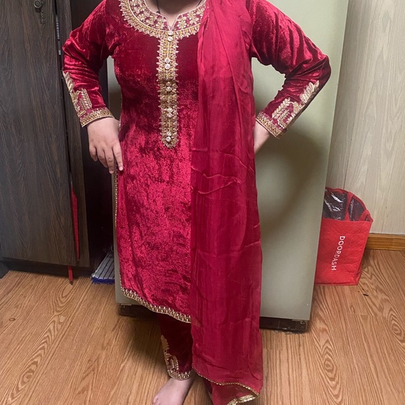 Velvet shalwar kameez for party wear or at home wear indian/punjabi - Picture 4 of 5